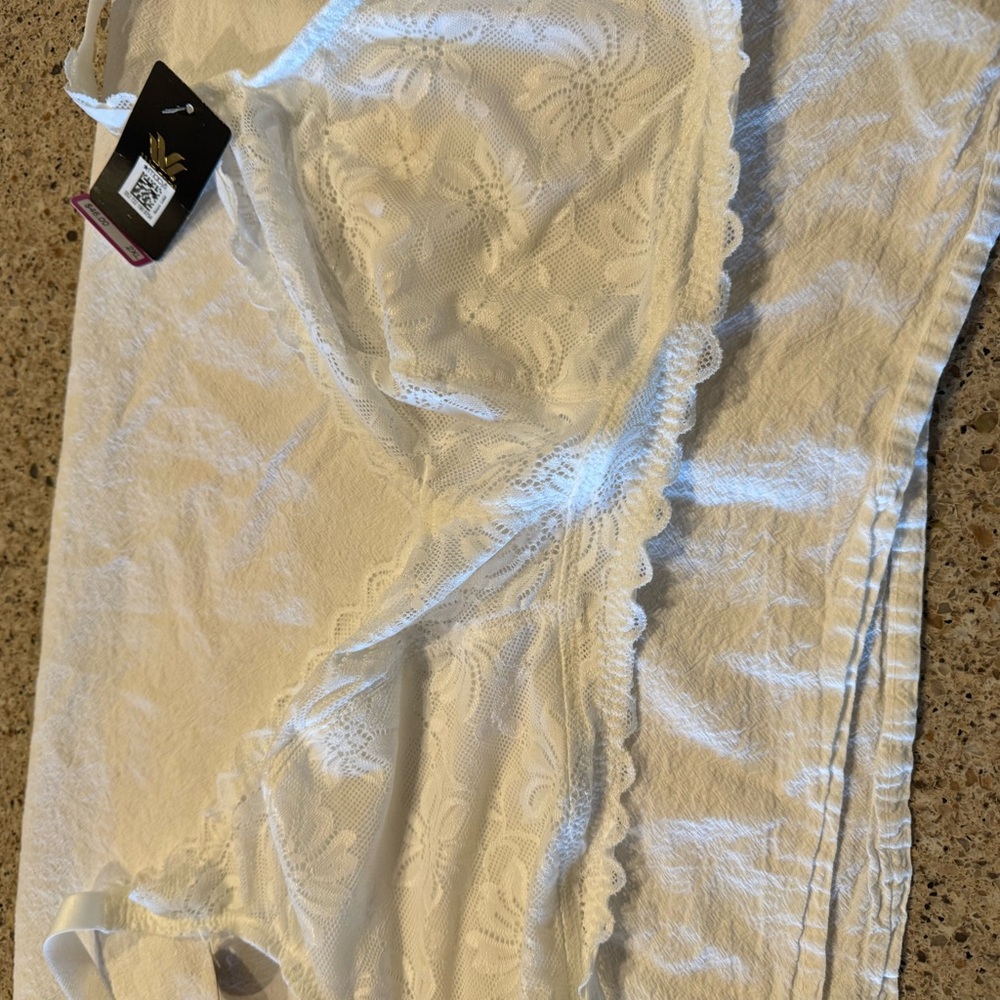 Wireless unlined lace bra